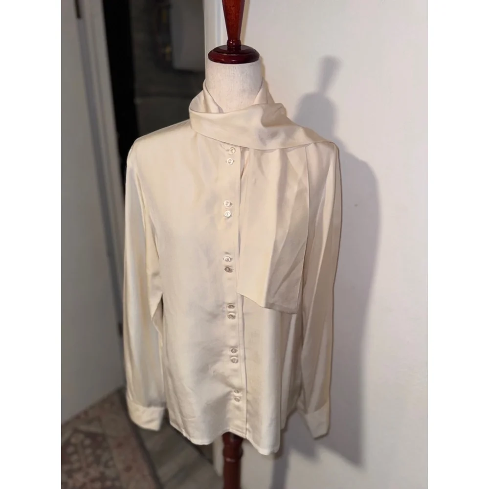 Long sleeve blouse cream colored 100% silk. To fit bust 38 inches. Yeager London - Picture 14 of 14